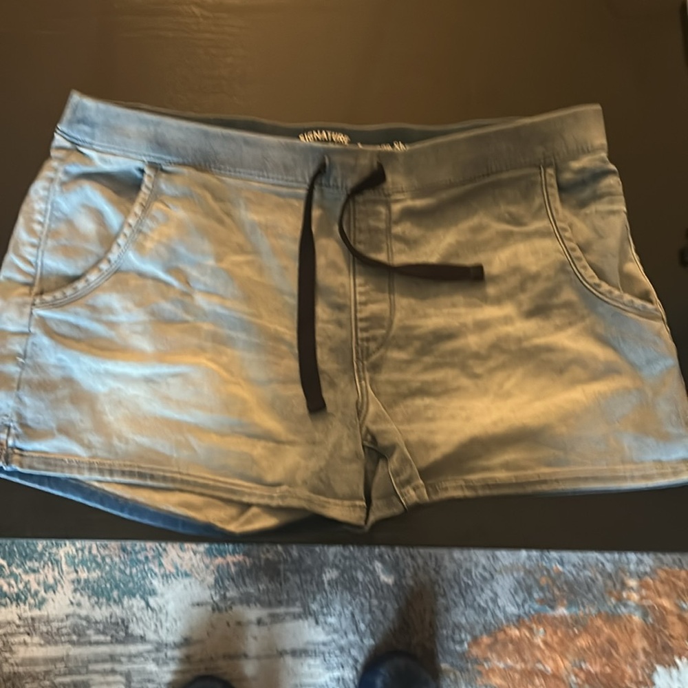 Levi Strauss shorts w/pockets and faux drawstring @waist Size 16 12 inches long - Picture 2 of 7